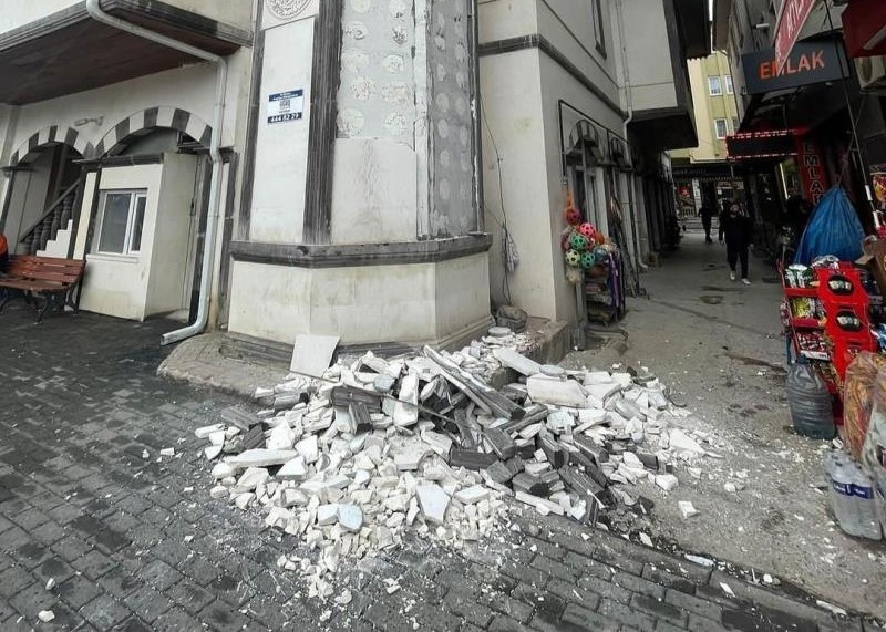 İvrindi’de şiddetli rüzgarın etkisi ile bir caminin dış kaplama yapı