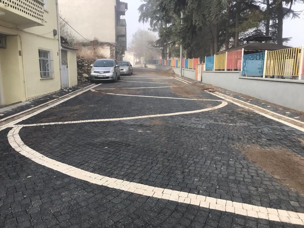 Yenilenen altyapı çalışmaları sonrası sıcak asfalt, kilitli parke taşı ve