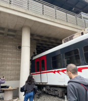 İzmir’de seyir halindeki metro, Bornova Sanayi durağında raydan çıkarak duvara