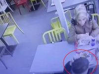 Kocaeli’de bir kişi, karnını doyurduktan sonra kopardığı saç tellerini yemeğine