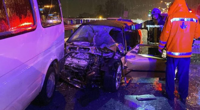 5 araç zincirleme trafik kazasına karıştı: 1 ölü, 5 yaralı