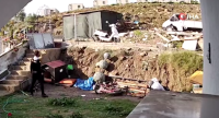 Muğla’nın Bodrum ilçesinde bir kamyonet sürücüsünün köpeğe bir cisimle vurup