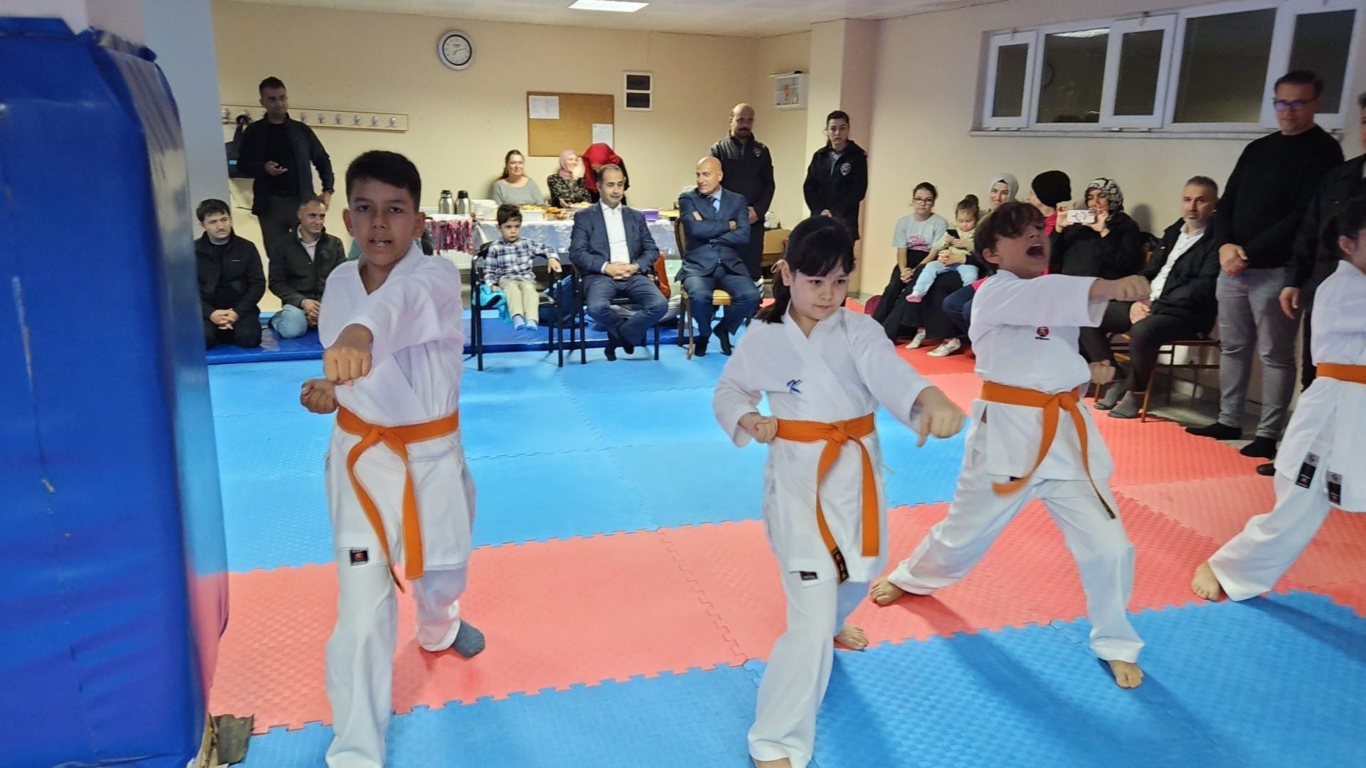 Gençlik Hizmetleri ve Spor İlçe Müdürlüğü bünyesinde çalışmalarını sürdüren karateciler