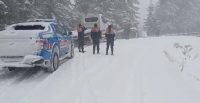 Bolu’da Yedigöller yolu üzerinde yoğun kar nedeniyle mahsur kalan 4