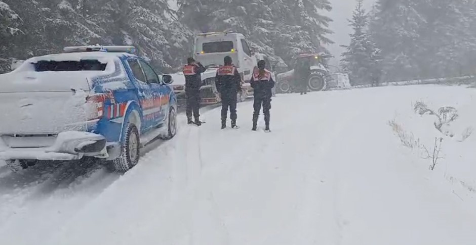 Bolu’da Yedigöller yolu üzerinde yoğun kar nedeniyle mahsur kalan 4