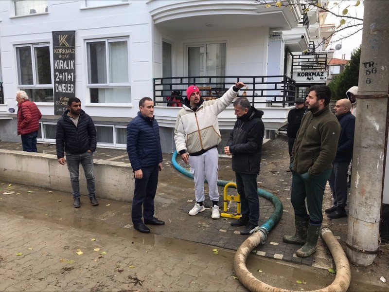 Burhaniye’de, önceki gün yaşanan fırtına bazı işyerleri ile evlere zarar