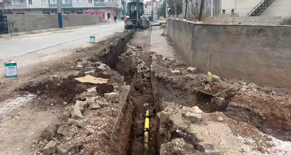 Şanlıurfa’nın Ceylanpınar ilçesinde çalışma yapan kepçe operatörü, doğalgaz hattını deldi.