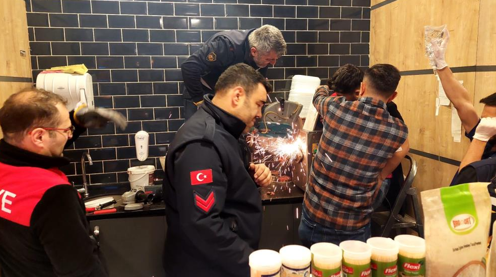 Sivas’ta kolunu kıyma makinesine kaptıran bir kişi makineyle birlikte hastaneye