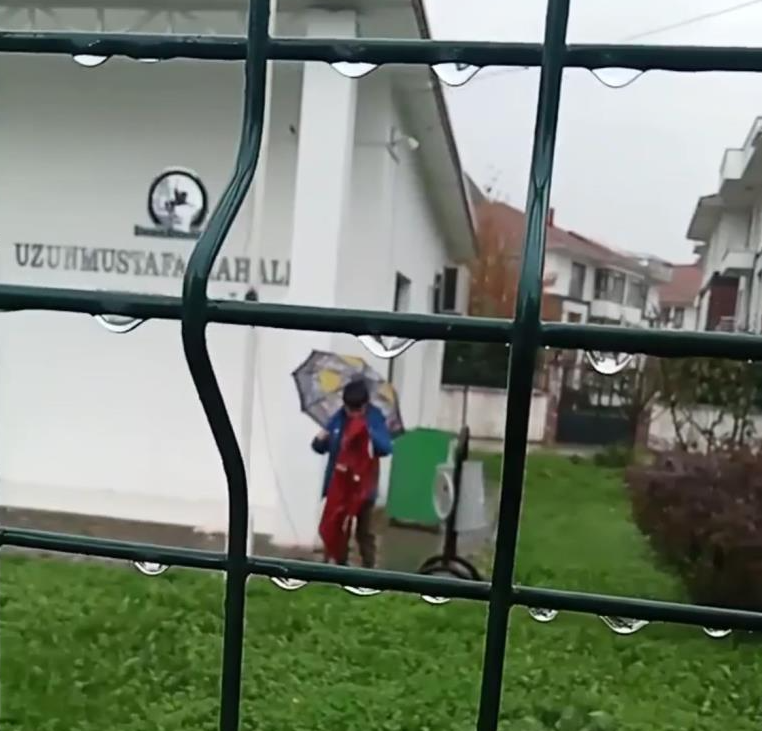 Düzce’de etkili olan fırtına sebebiyle direkten kopan Türk bayrağını gören