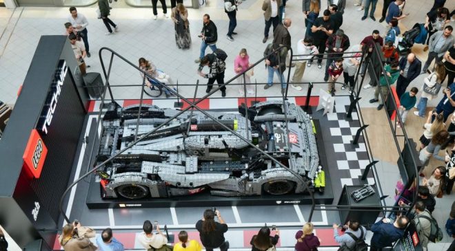 LEGO yapım parçalarından inşa edilen yarış otomobili Akasya’da ziyarete açıldı