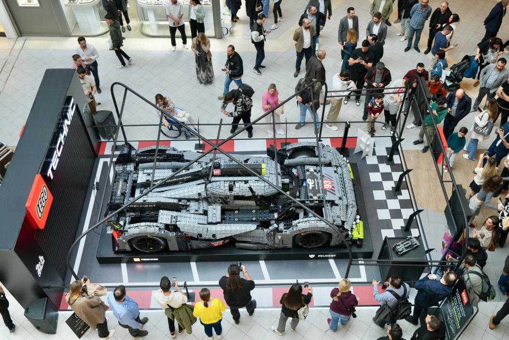 LEGO yapım parçalarından inşa edilen yarış otomobili Akasya’da ziyarete açıldı 620 binden fazla LEGO yapım parçasıyla sadece 24 saatte inşa