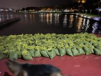 Fatih’te deniz polisi tarafından düzenlenen operasyonda,4 ton kaçak midye ele