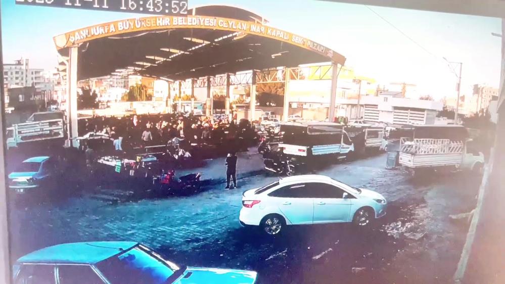 Motosikletin halk pazarından çalınma anı kameraya yansıdı Şanlıurfa’nın Ceylanpınar ilçesinde motosikletin halk pazarından çalınma anı saniye saniye