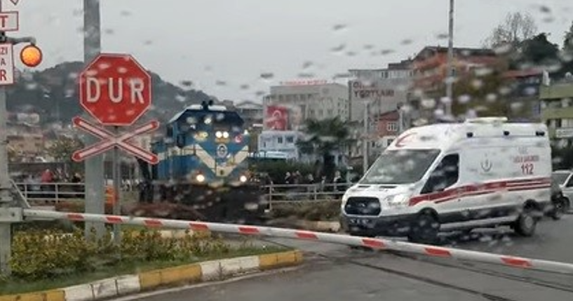Zonguldak’ta bir makinist, demiryolunun karayolu ile kesişen bölümde treni durdurup
