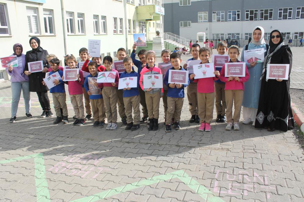 Manyas’ta ilkokul öğrencilerinden Filistinli çocuklara anlamlı bağış Manyaslı öğrenciler, İsrail’in işgali altındaki Filistin’deki çocuklar için yardım kampanyası