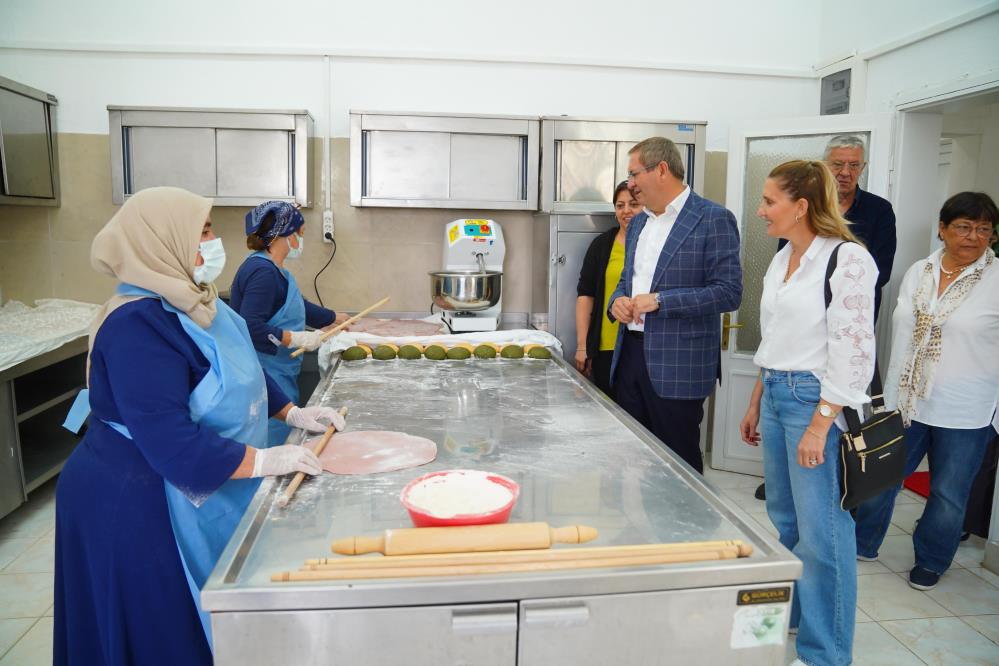 Ayvalık Üretim ve Pazarlama Kooperatifi’nin Küçükköy’deki üretim mutfağında kış hazırlıkları
