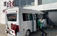 Mersin’in Erdemli ilçesinde minibüsün çarptığı minibüs yoldan çıkarak bir düğün