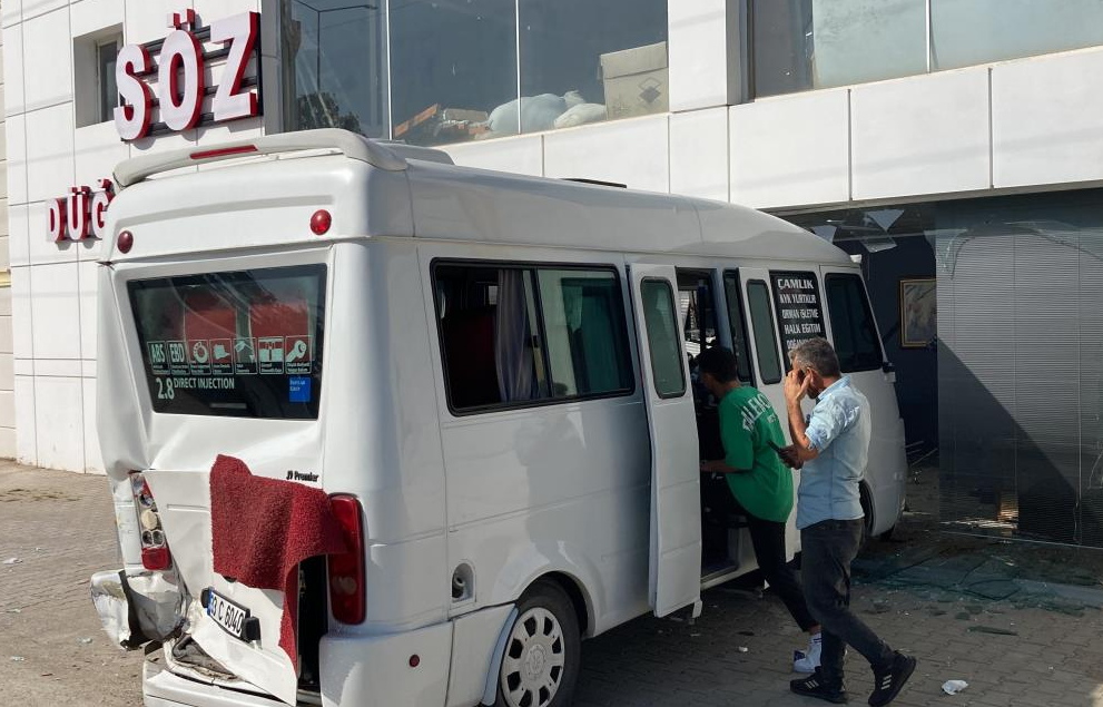 Mersin’in Erdemli ilçesinde minibüsün çarptığı minibüs yoldan çıkarak bir düğün