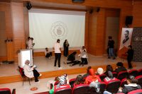 Mısırlı öğrencilerinden Filistin için tiyatro gösterimi