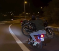 Şanlıurfa’da motosikletle ilerleyen 2 kişi, bindikleri motosikletin üstüne başka bir