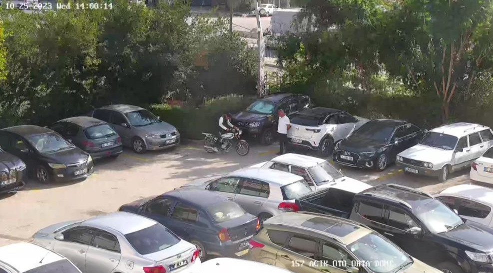 Adana’da bir AVM’nin otoparkından motosiklet çalan iki sevgili güvenlik görevlilerine