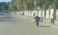 Şanlıurfa’nın Siverek ilçesinde bir kişi yüzüstü yatarak motosiklet sürdü. O