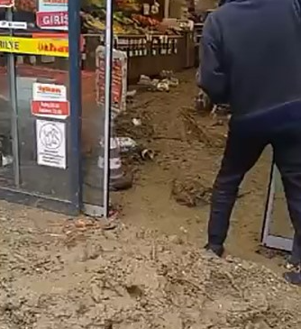 Mudanya’da dere taştı, dükkanlar çamur deryasına döndü