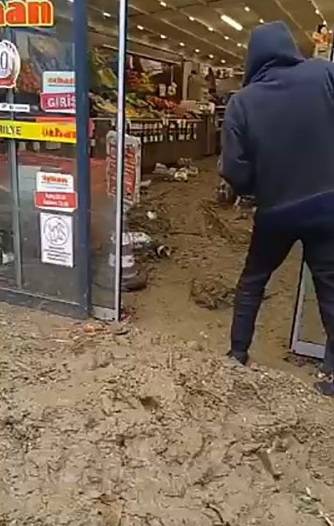 Bursa’da etkili olan lodos ve sağanak yağmur, önüne ne varsa