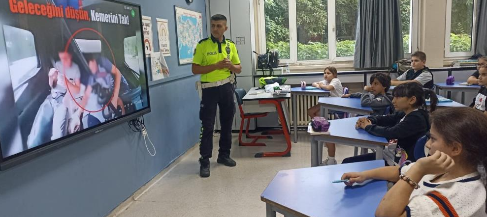 Adana polisi öğrencilere servis ve toplu kaşıma araçlarında dikkat edilmesi