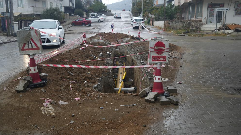 Edremit’te altyapı çalışmaları için açılan ve günlerdir kapatılmayan okul yakınındaki