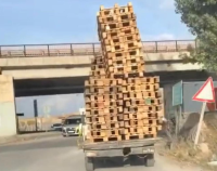 Eskişehir’de kamyonetinin kasasına yüklediği onlarca paleti tek bir iple bağlayarak