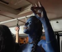 Otobüste Avatar kostümüyle İzmir Marşı söyledi