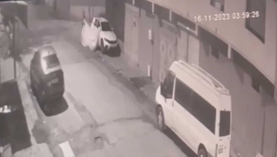 Şanlıurfa’nın Siverek ilçesinde bir kişi, otomobil üzerinde bulunan brandayı çaldı.