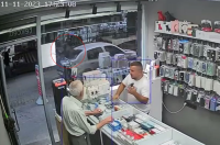Mersin’de pazar yerinde hareket halindeki otomobilin üzerine bir evin damından