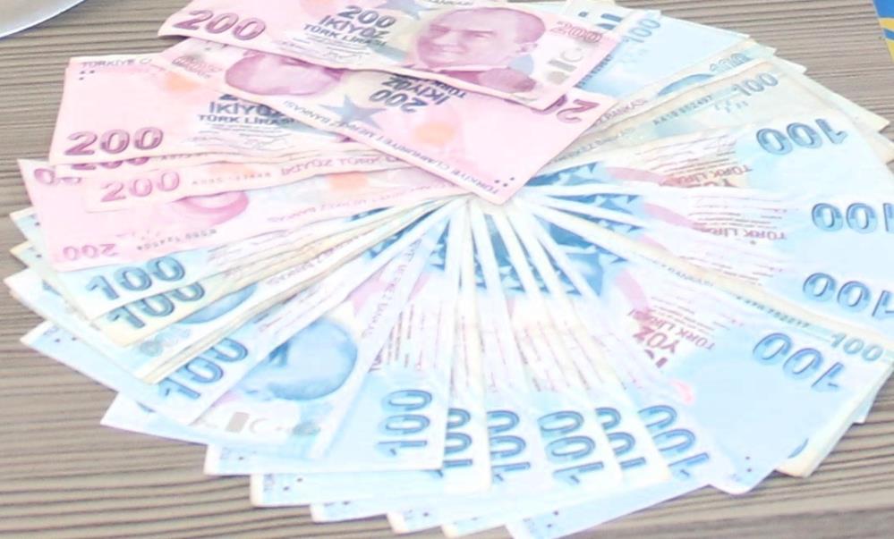 Denizli’de tuzaklarına düşürdükleri kişinin hesaplarından 37 bin 600 lira çeken