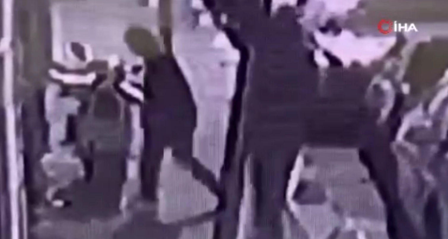 Eskişehir’de park halindeki motosikleti çalarak olay yerinden uzaklaşan 2 şüpheli,