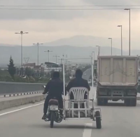 Elazığ’da bir kişinin, sepetli motosiklete monte edilmiş plastik sandalyede yolculuk
