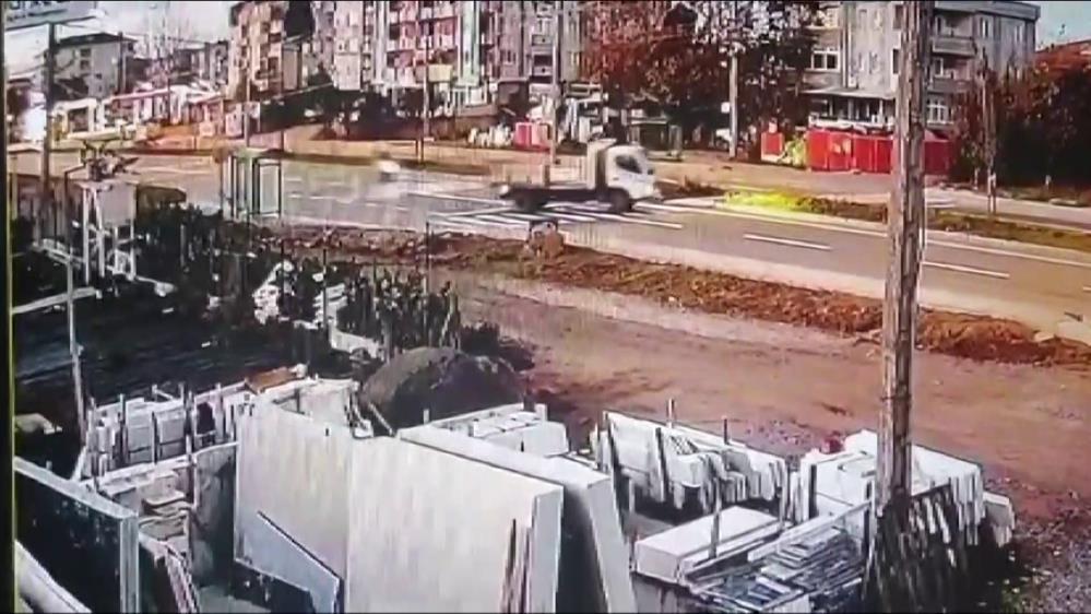 Bölünmüş yolda refüjden geçmeye kalktı, kazaya sebep oldu Sakarya’nın Karasu ilçesinde bölünmüş yolda refüjden geçmeye kalkan kamyona motosiklet