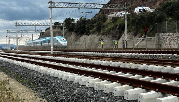 Raylarda yürüyen vatandaşa Yüksek Hızlı Tren çarptı