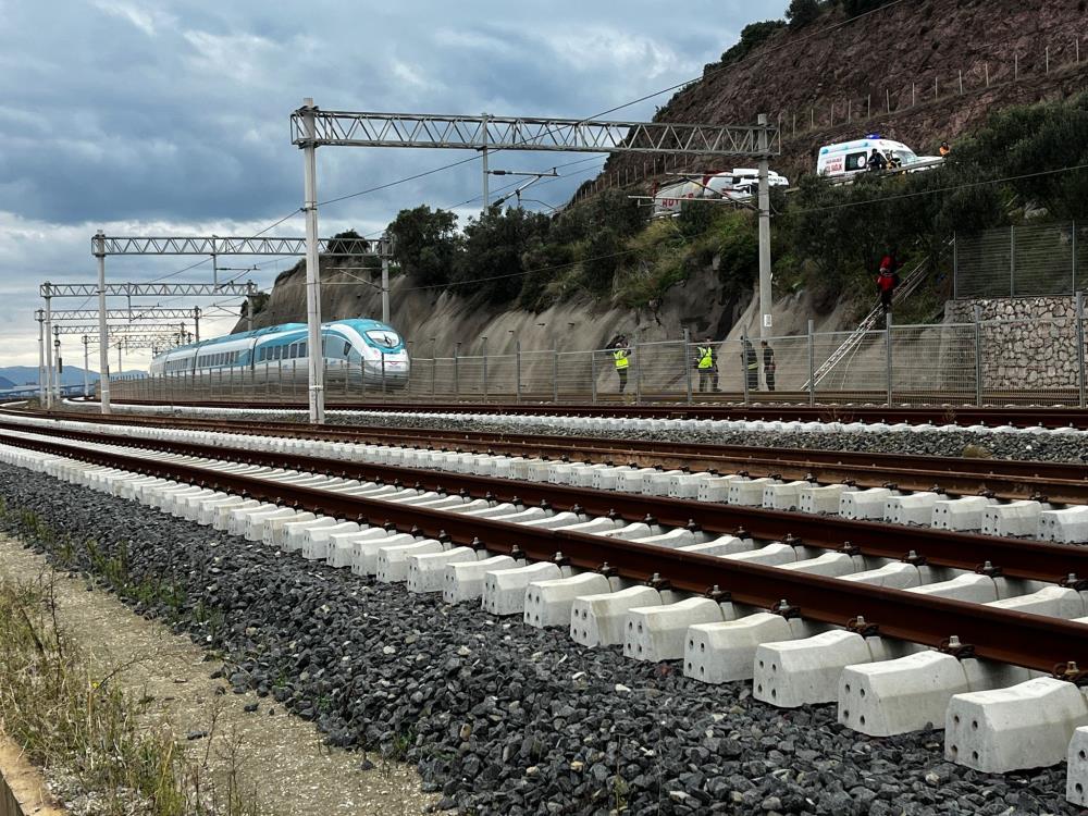 Raylarda yürüyen vatandaşa Yüksek Hızlı Tren çarptı Kocaeli’de raylarda yürüyen vatandaşa İstanbul-Ankara seferini yapan yüksek hızlı tren