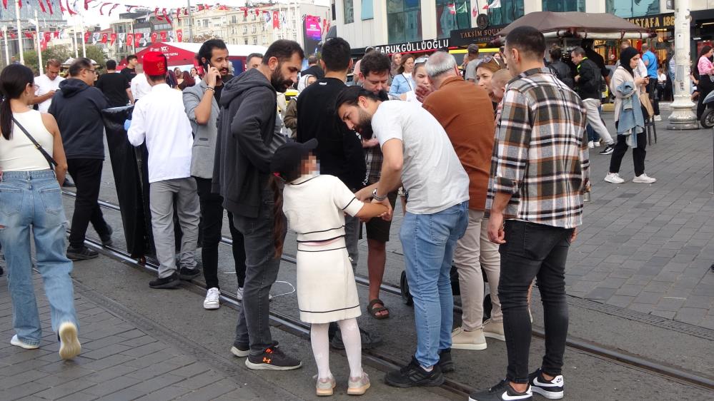 Turistin çantasını çalan çocuktan utandıran sözler Taksim’de 10 yaşındaki kız çocuğu, Rus turistlerin çantasını çaldı. Olayı gören polis ekipleri anında