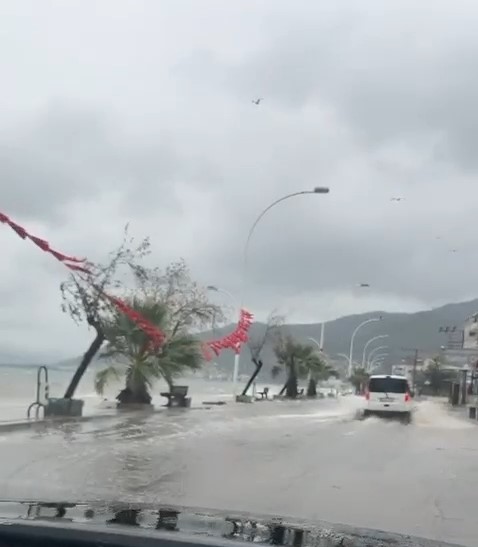 Bursa’da deniz karayla birleşti, yollar göle döndü Bursa’da dün etkili olan sağanak yağış bazı sahil bölgelerinde denizin