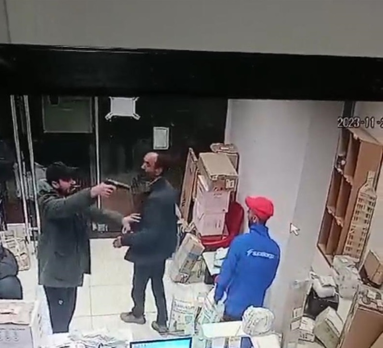 Kargo şubesinde silahını ateşleyen şahıs tutuklandı Trabzon’un Ortahisar ilçesinde tartıştığı kargo şirketi çalışanına kurşun yağdıran şahıs