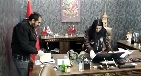 Hayali şirket vurgunu polise takıldı Kocaeli’nin Körfez ilçesinde hayali şirket kurarak 8 vatandaşı 4 milyon