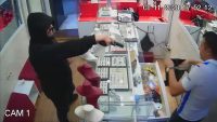 Adana’da bir kişi tabancayla girdiği kuyumcuyu etkisiz hale getirip, bir
