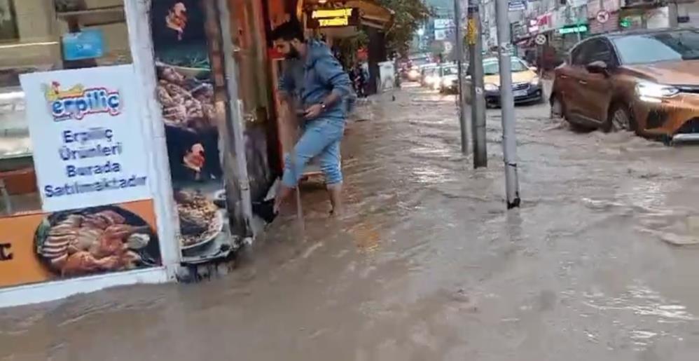 Edremit’te 5 dakikalık sağanak yağış hayatı felç etti. Yollar göle