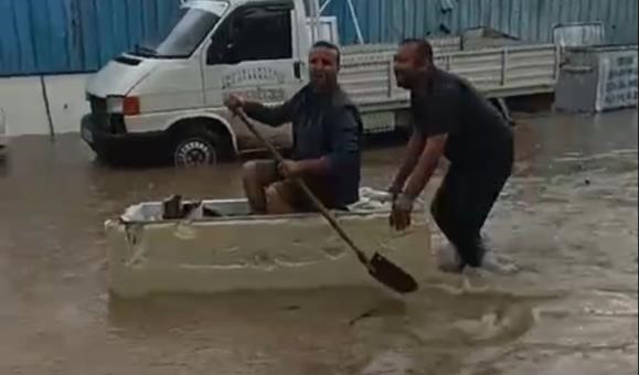 Sanayi çalışanlarının sandal keyfi Antalya’da sanayi çalışanlarının yağan yağmur sonrası hurda malzeme ile sandal