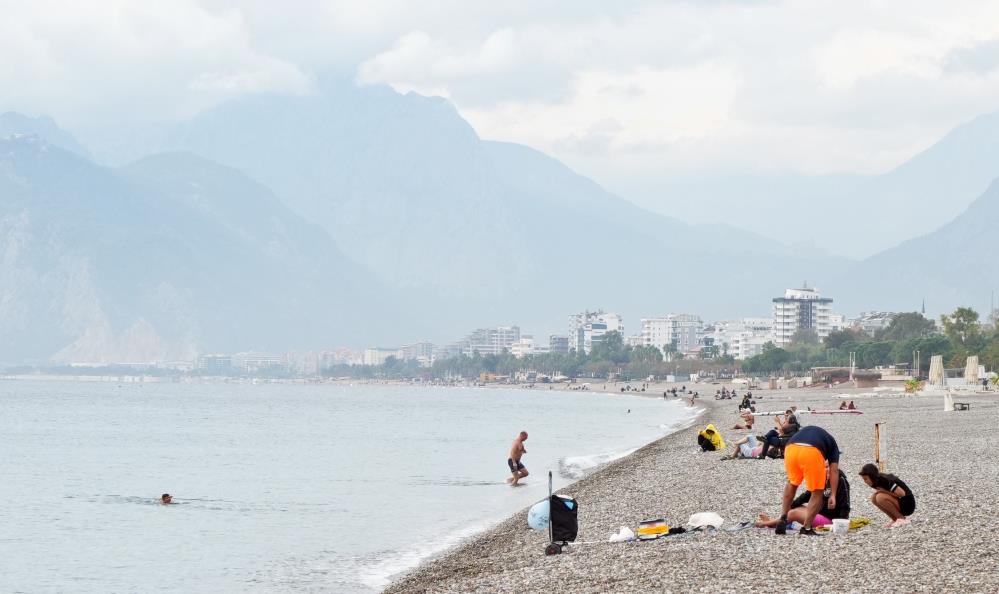 Sarı ve turuncu kodla uyarılan Antalya’da deniz keyfi Antalya’da hızı saatte 110 kilometreye ulaşabileceği tahmin edilen fırtına ve