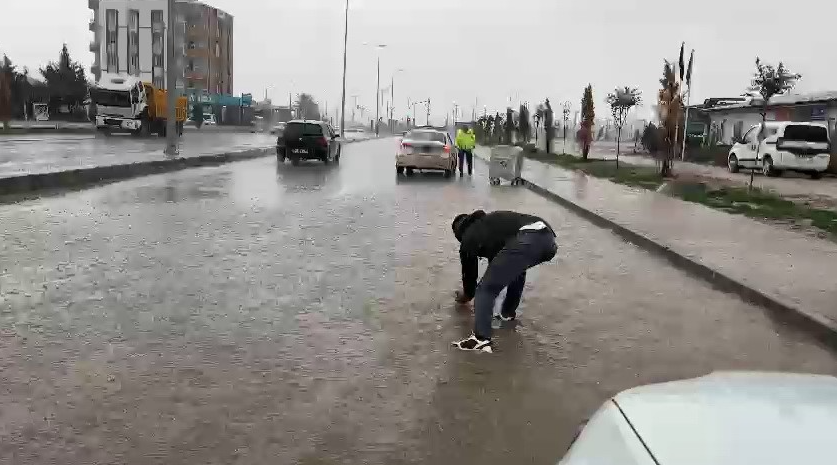 Yağışların etkili olduğu Adıyaman’da, sel sularından dolayı göle dönen yolda