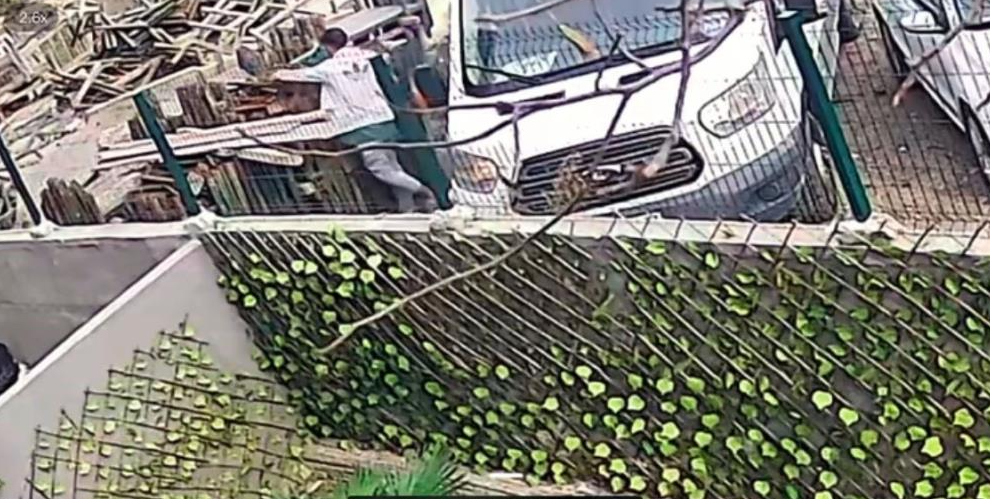 Arnavutköy’de bir servis minibüsü ile şantiye alanının yanına yaklaşan şahıs,